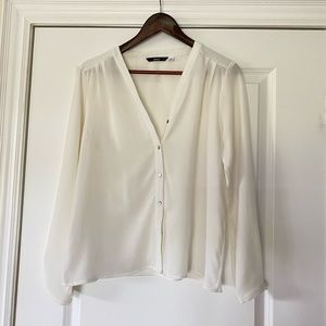 🌸 Off- White Blouse- Donating Soon!